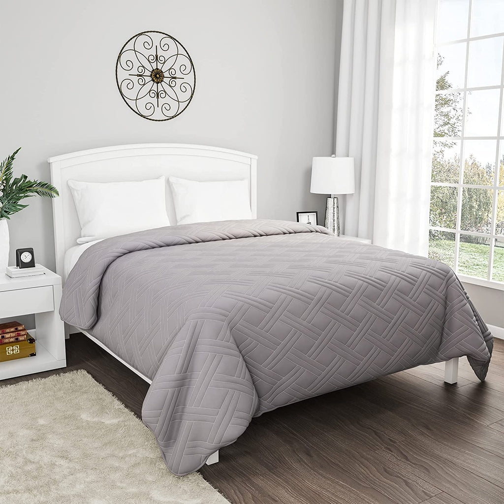 Lavish Home’s single silver bedspread made from polyester