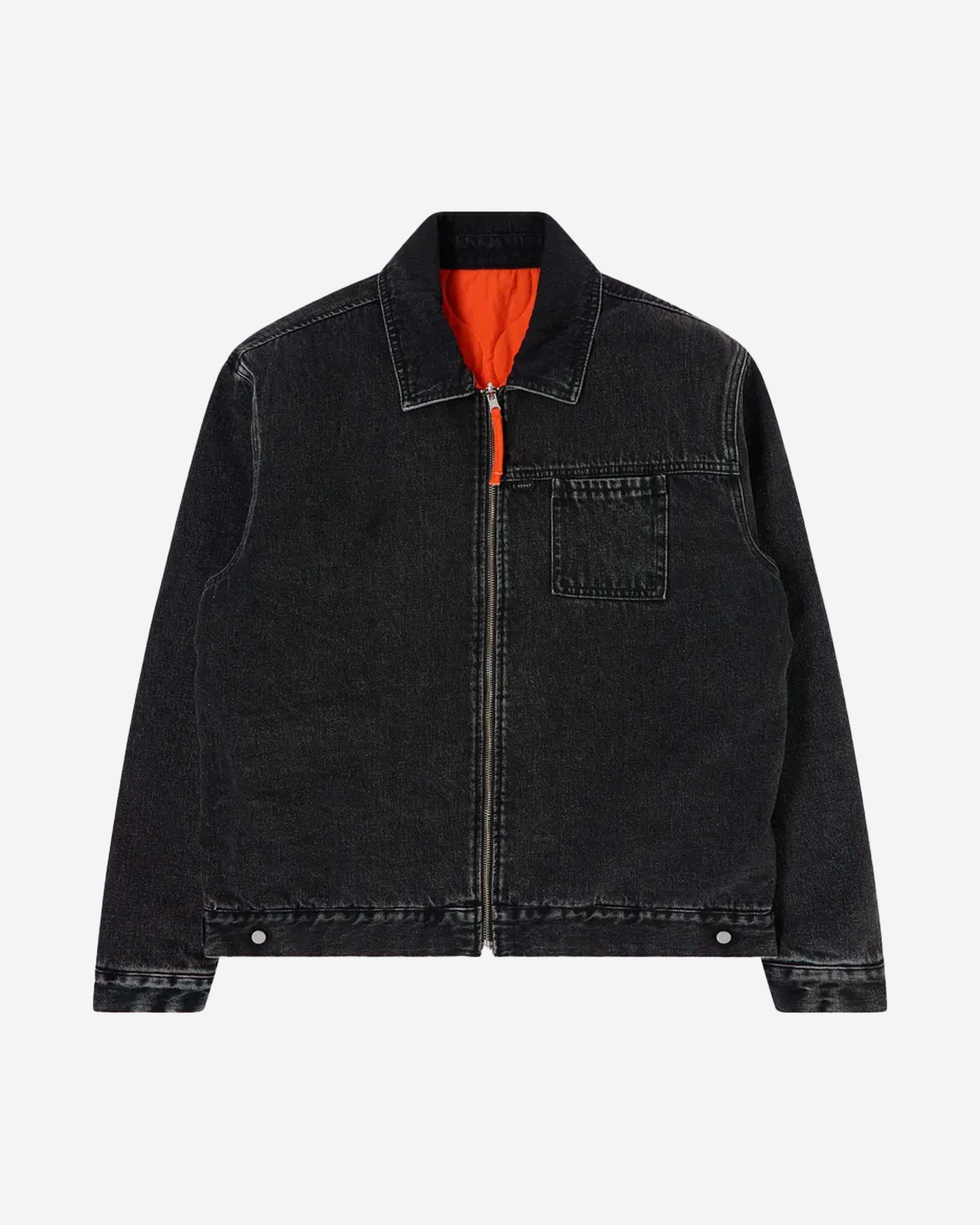 The EDWIN Match Jacket Reversible features a regular fit and is made from a 13.56oz Pembroke Black Denim Fabric. 13.56oz Pembroke Black Denim 100% Cotton Regular Fit Reversible Jacket patched Pockets on both sides Light Padding Tonal Stitchings EDWIN Label on both sides