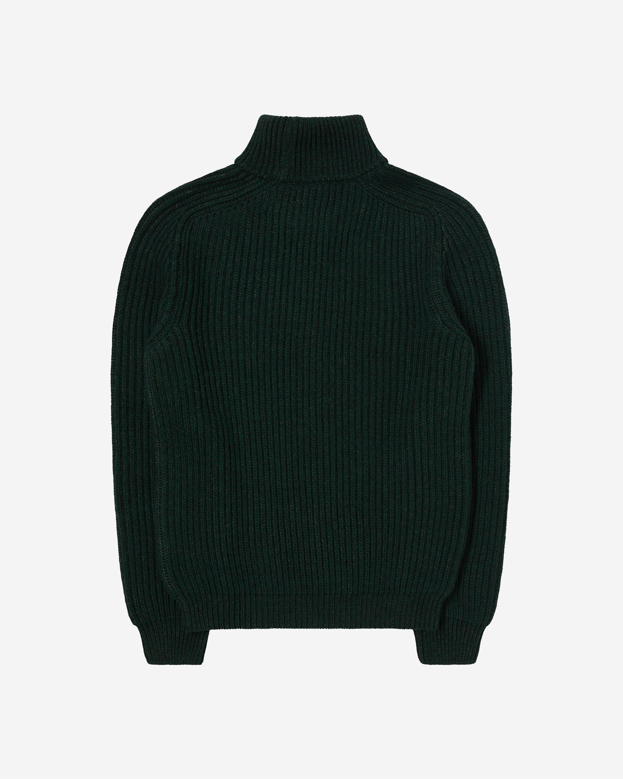 The EDWIN Roni High Collar Sweater is a green coloured, oversized fitting mixed Yarn Knitted Sweater. 50% Acrylic / 34% blended Wool / 10% Polyamid / 6% Alpaca Oversized Fit Full Cardigan Knit