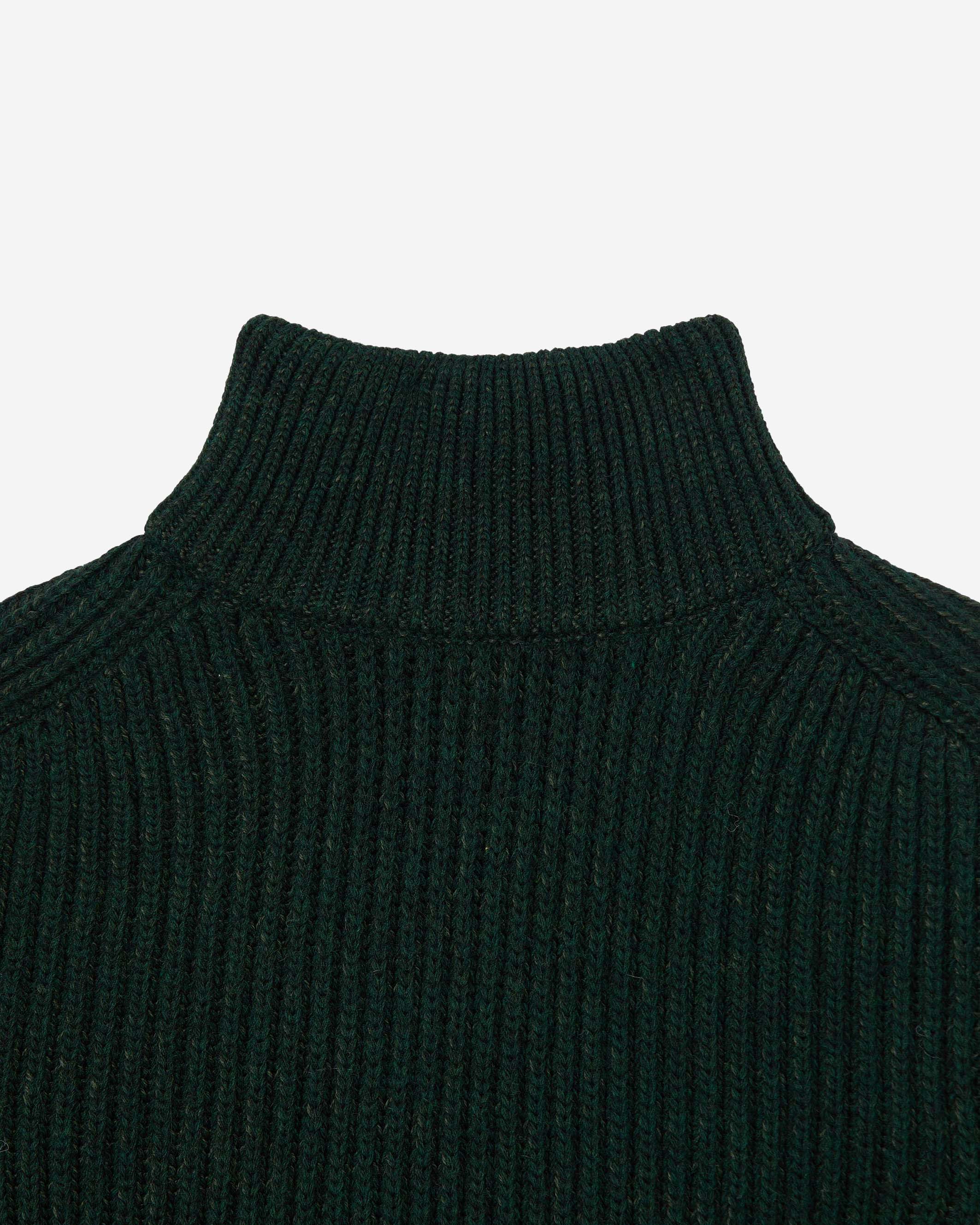 The EDWIN Roni High Collar Sweater is a green coloured, oversized fitting mixed Yarn Knitted Sweater. 50% Acrylic / 34% blended Wool / 10% Polyamid / 6% Alpaca Oversized Fit Full Cardigan Knit