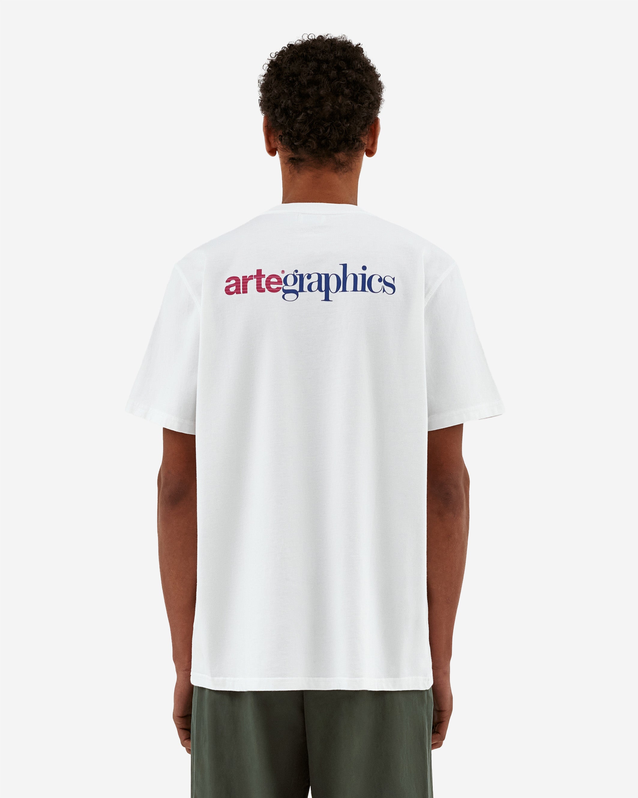 The Tommy Back Graphic T-shirt is the perfect casual staple for the seasons ahead. The white T-shirt is made out of premium cotton, cut in a relaxed regular fit and has a slightly higher neck, promising all-day comfort. The back features a seasonal blue & pink graphic while a matching Arte logo is printed on the chest.