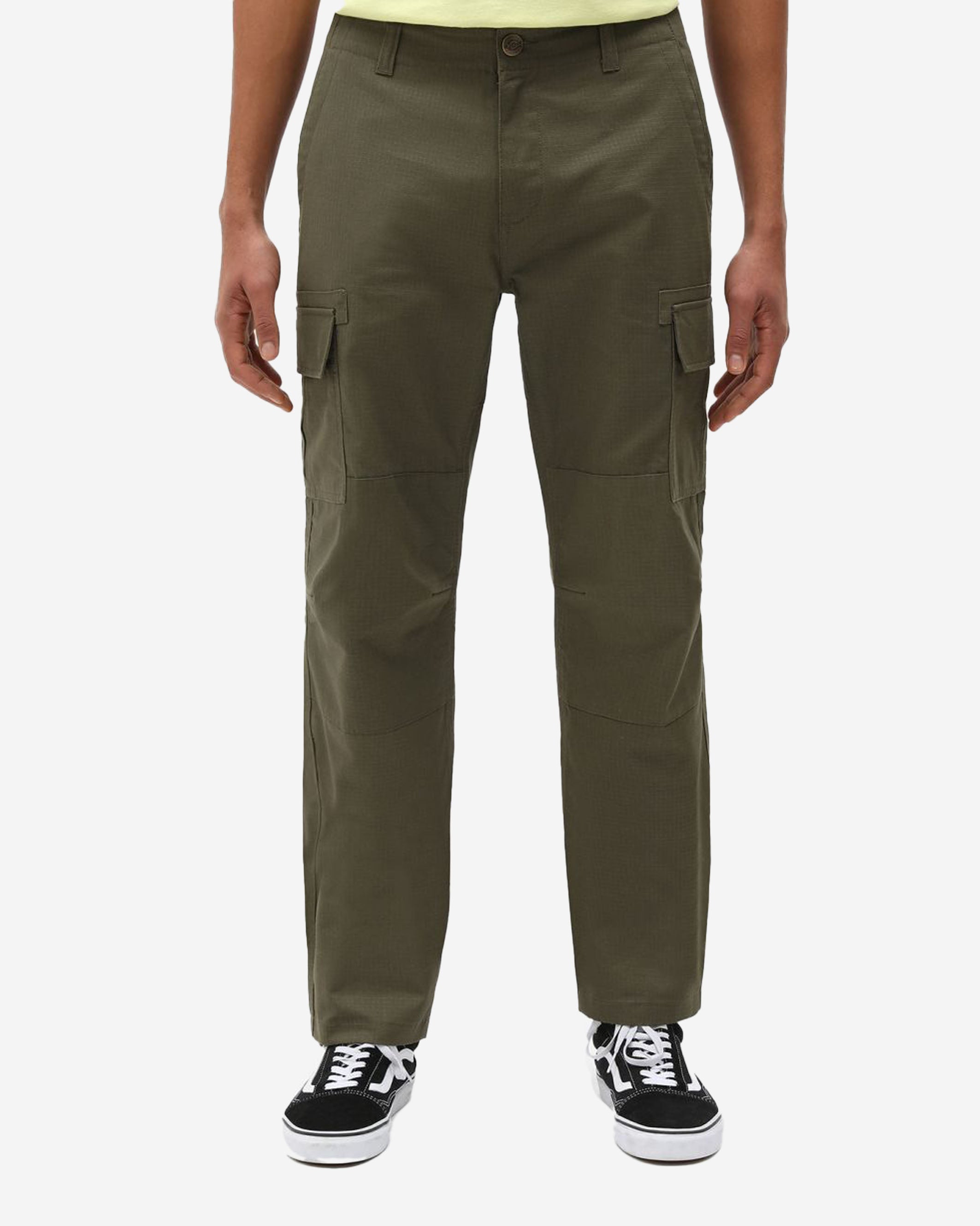 The Dickies Millerville is a classic men’s cargo trousers with a regular fit and iconic Dickies detailing. Featuring two side cargo pockets with hidden snaps for carrying the essentials, they have durable reinforcements on the knees and in all stress points. Crafted from our hardwearing 100% cotton ripstop, this timeless utility trousers is built to last.