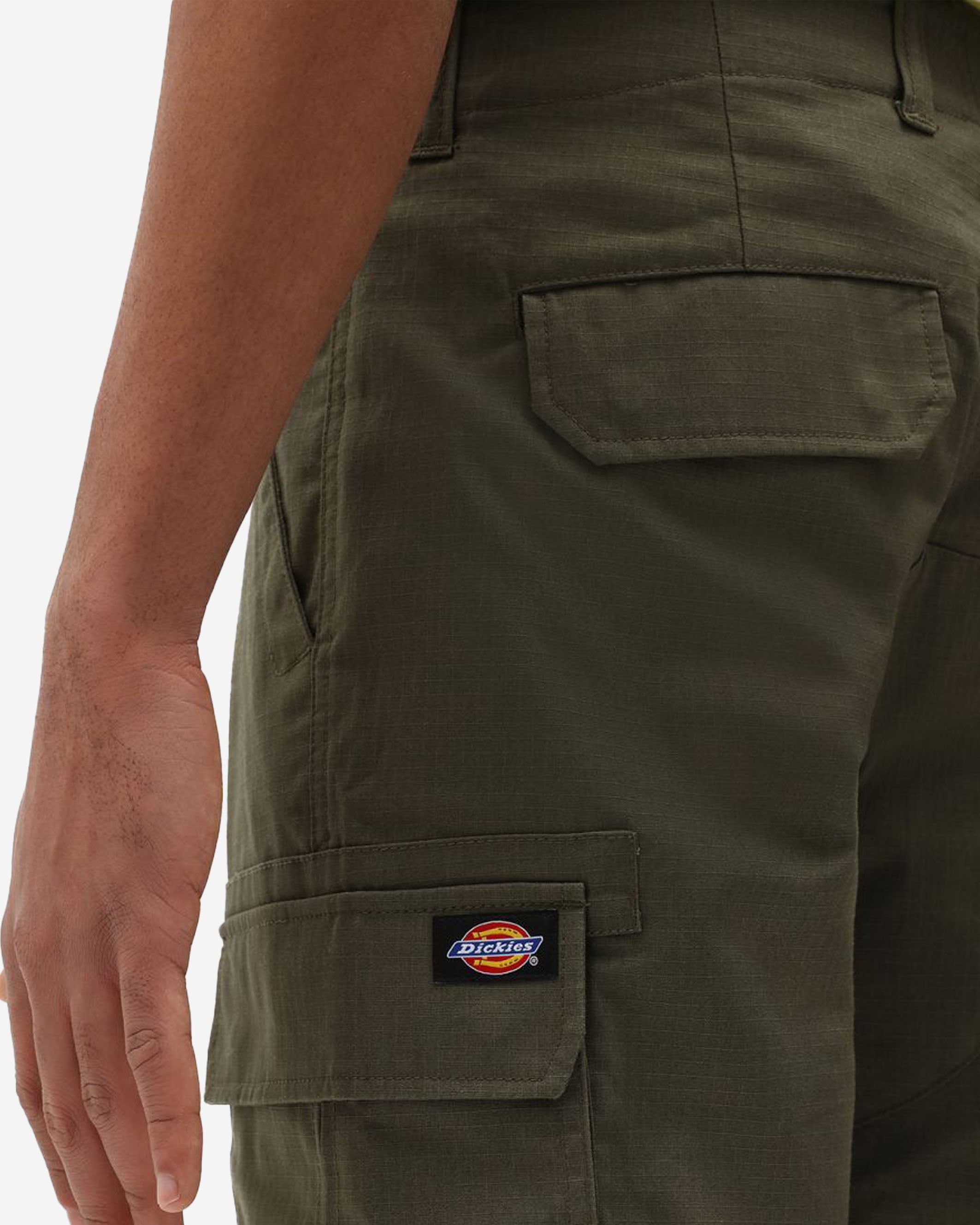 The Dickies Millerville is a classic men’s cargo trousers with a regular fit and iconic Dickies detailing. Featuring two side cargo pockets with hidden snaps for carrying the essentials, they have durable reinforcements on the knees and in all stress points. Crafted from our hardwearing 100% cotton ripstop, this timeless utility trousers is built to last.