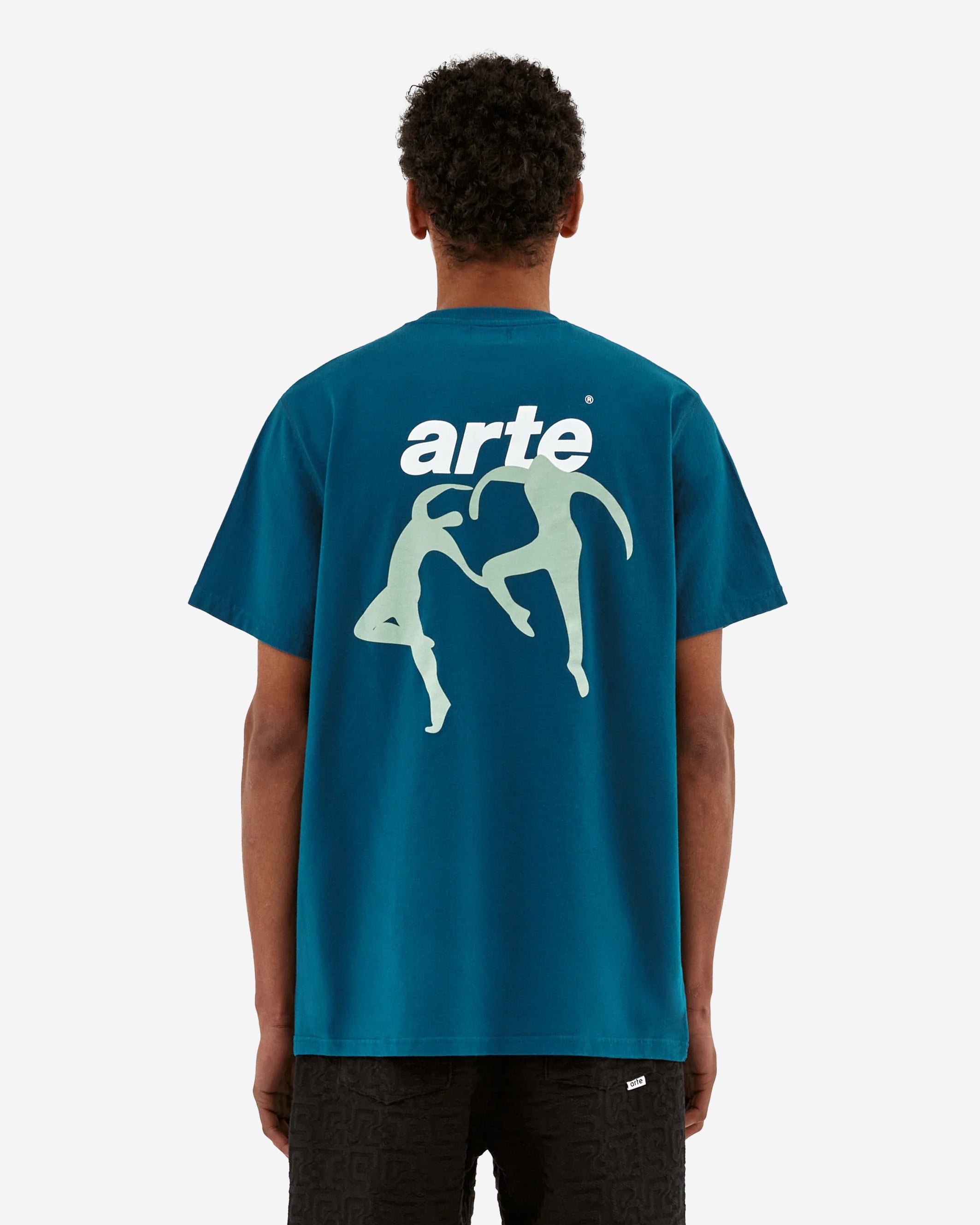 The Tommy Back Dancers T-shirt in petrol blue is this season's interpretation of Arte's signature graphic t-shirt. Made from premium cotton, the t-shirt features a graphic seasonal print on the back as well as the Arte logo embroidered on the left side of the chest. It has a slightly higher neck and is cut in a relaxed fit.