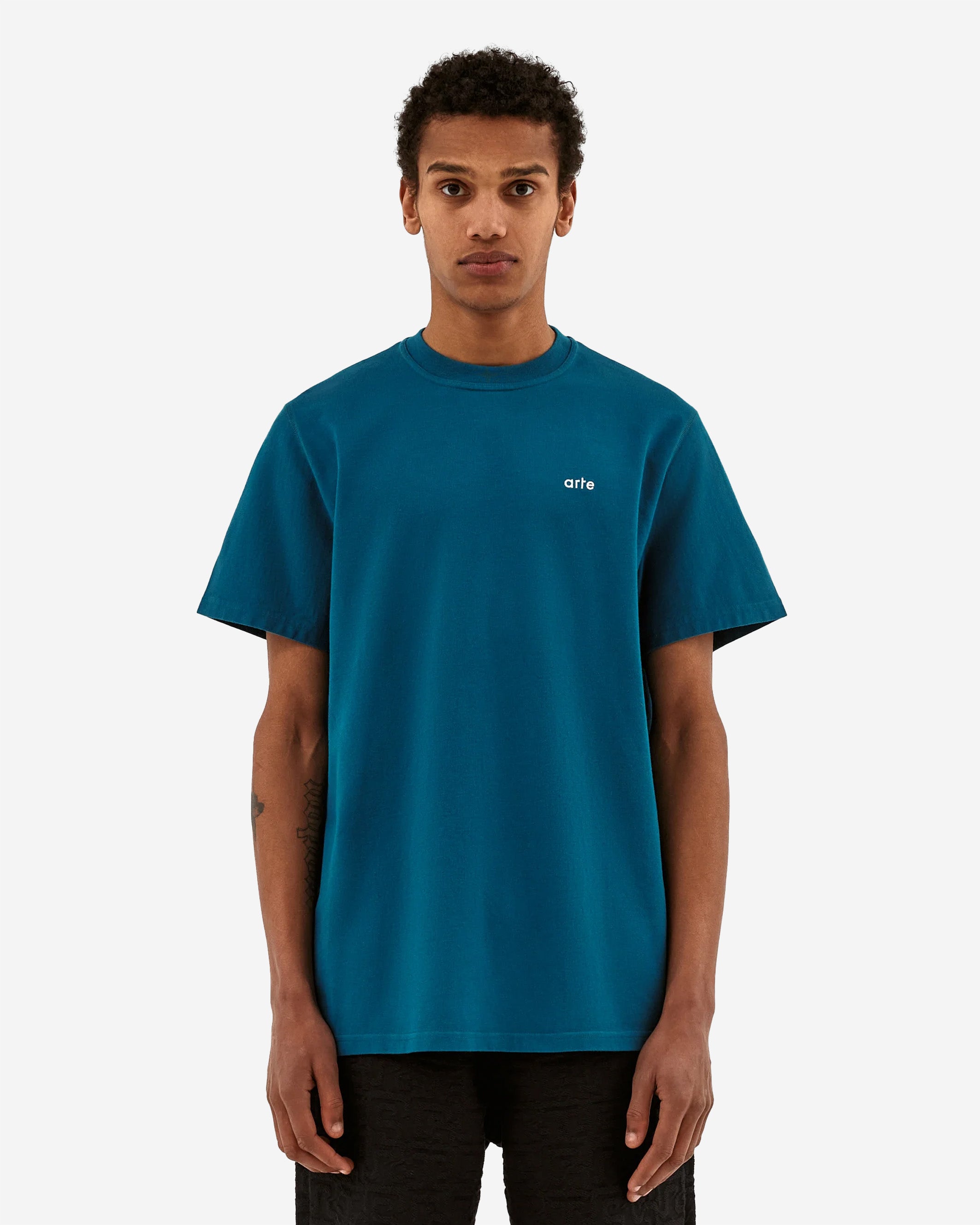 The Tommy Back Dancers T-shirt in petrol blue is this season's interpretation of Arte's signature graphic t-shirt. Made from premium cotton, the t-shirt features a graphic seasonal print on the back as well as the Arte logo embroidered on the left side of the chest. It has a slightly higher neck and is cut in a relaxed fit.