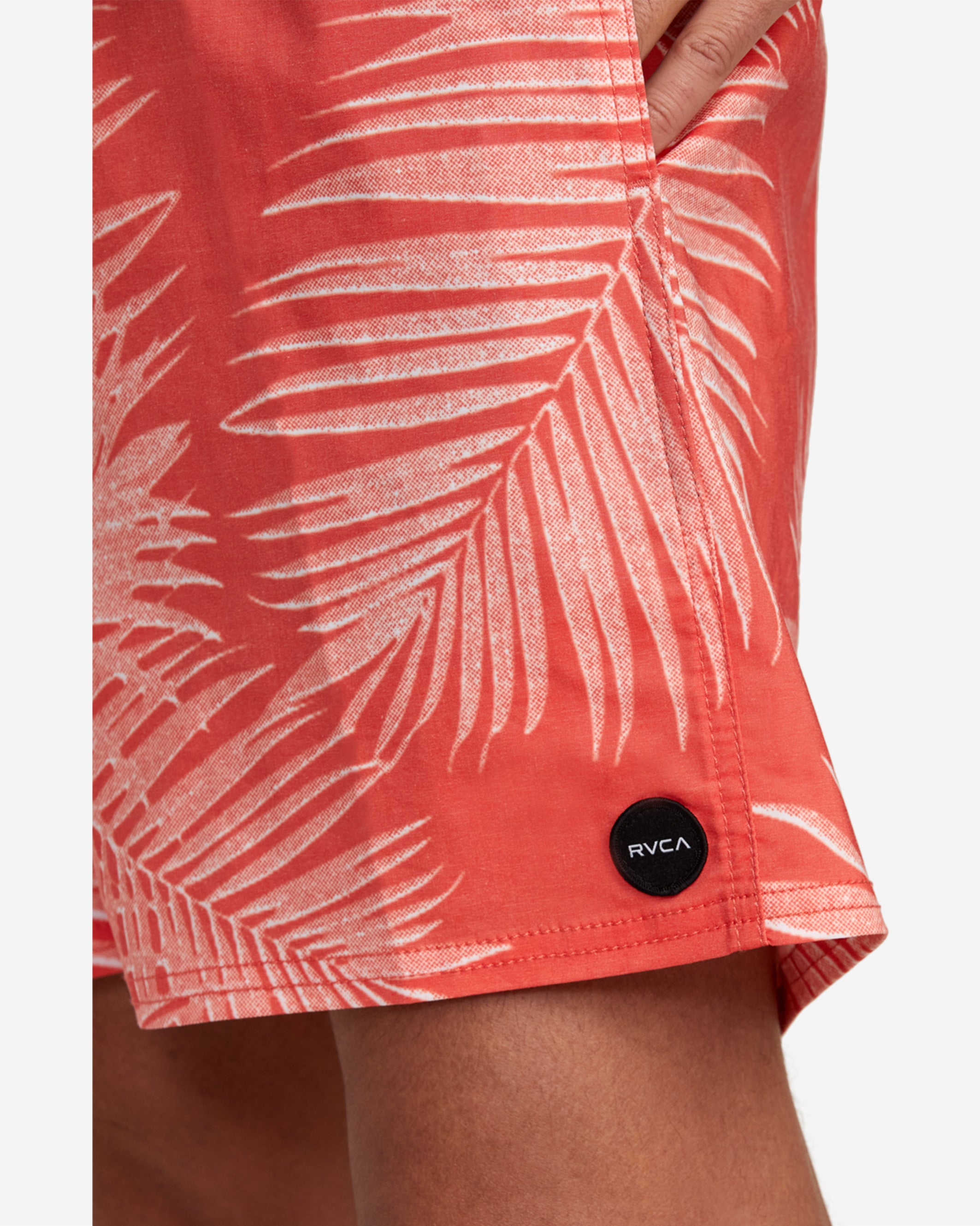 Sustainable style meets performance-enhancing fabrics in the RVCA Barnes Elastic Boardshorts 17". Featuring an allover bold print, these standout boardshorts offer an elastic drawcord waist, faux fly, pockets for your needs, triple needle stitching at the rise and RVCA logo branding throughout.