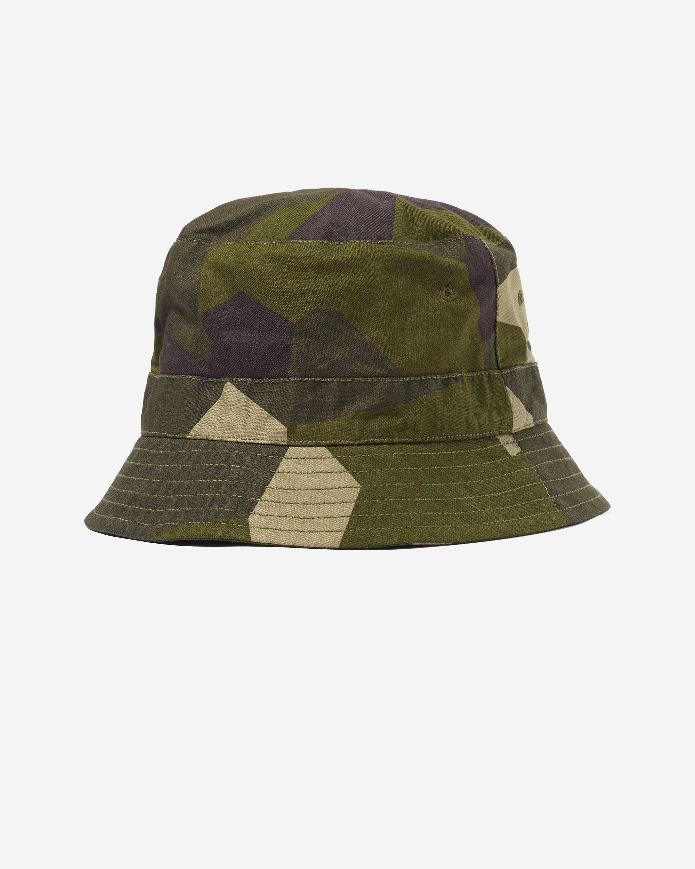 Originally worn by fishermen and farmers alike for protection against the elements, the Universal Works 'Bucket Hat' is back for another season. This is an ode to the fact that, rather than a facsimile of the OG Swedish Army Camo, our version is made by one of our favorite Japanese mills and pays homage to the original, making it more Shwed-ish than Swedish. 100% cotton with a mid-weight 250g plain weave finish, for a long-lasting durable cloth.