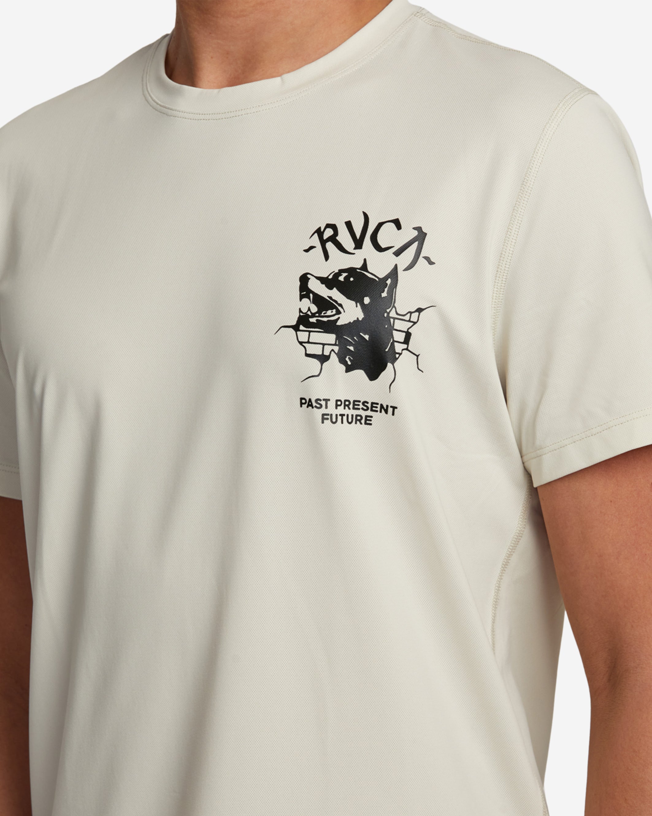 Made of cotton fabric with a lightweight feel, this graphic tee offers a regular fit with screen-printed artwork on the chest and back. Complete with the RVCA red stitch.
