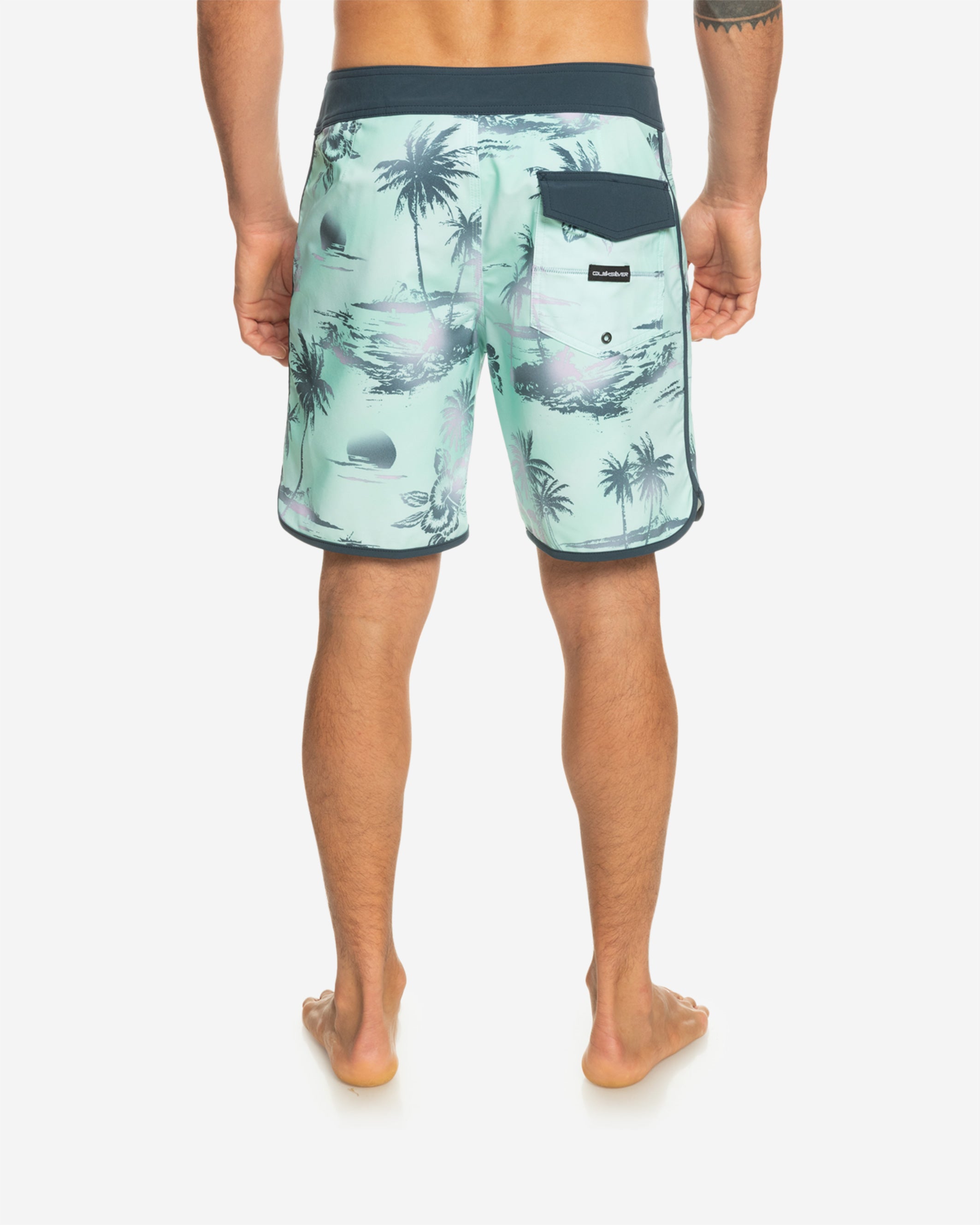 The scallop hem says vintage cool. But this modern print is a nod to the future. Together they create one of the coolest board shorts ever. The Surfsilk Scallop has plenty of performance features too, including a recycled fabric made from ocean waste with 4-way stretch.