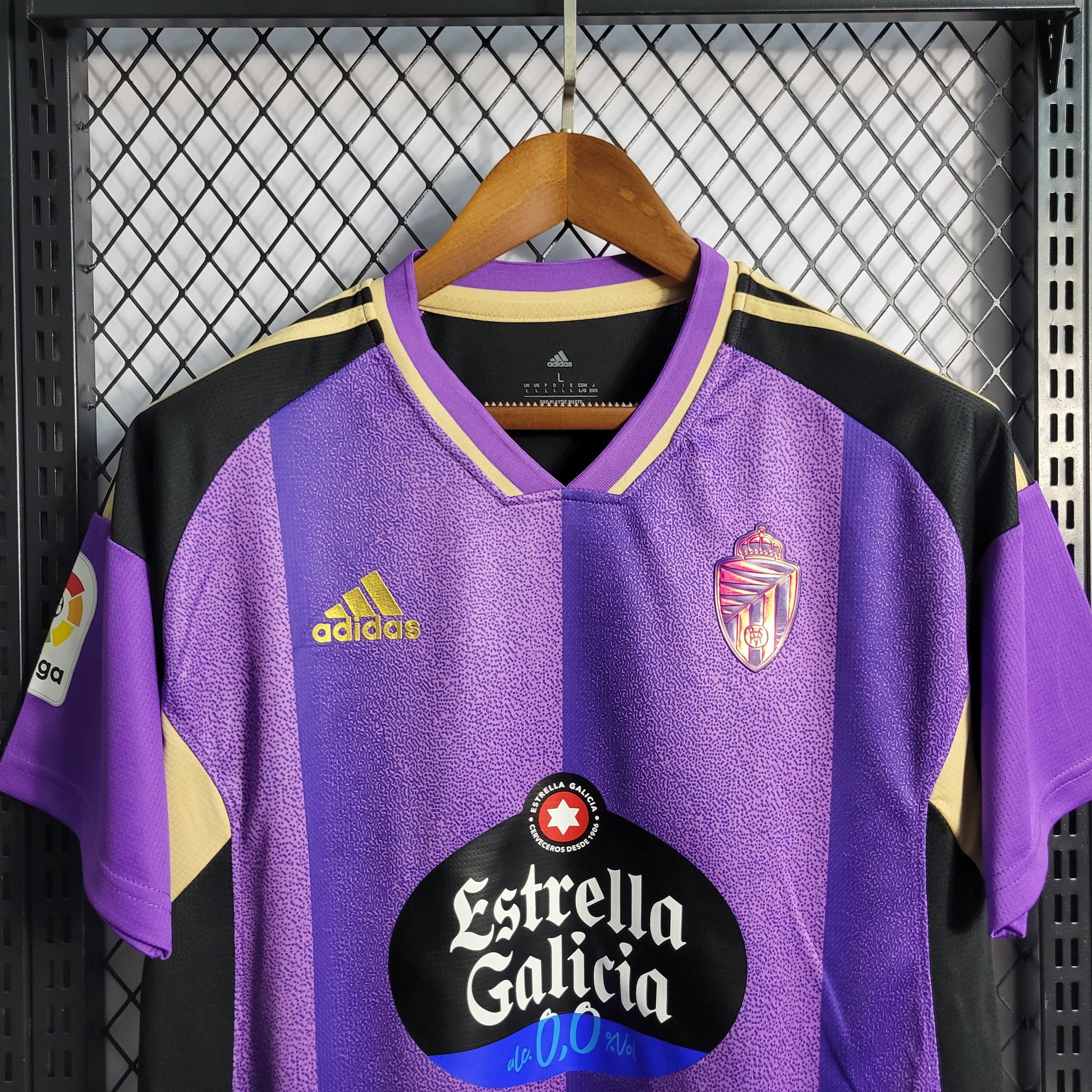 estante bar Corredor Real Valladolid CF Adidas 2022/2023 Away Stadium Kit – Halvdan