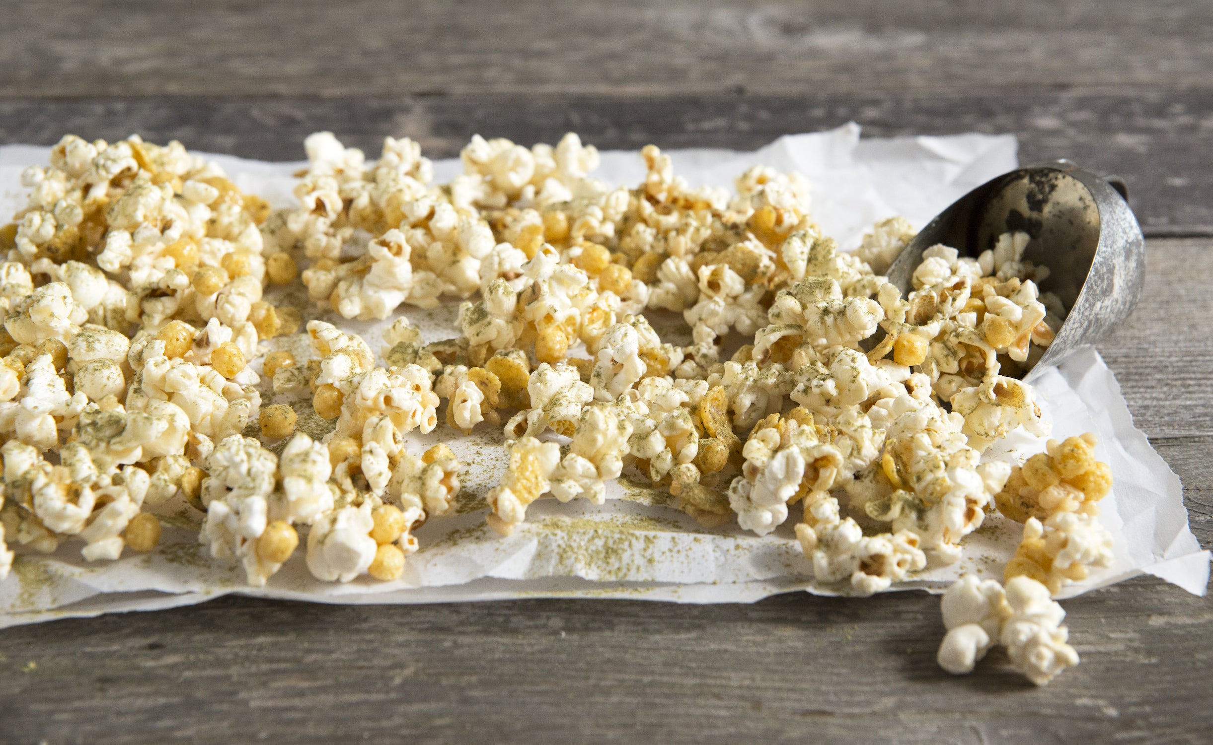 Vanilla Matcha Popcorn - an easy and delicious snack!