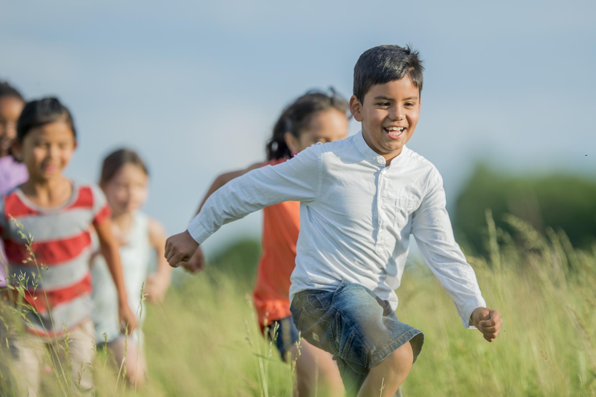 Niños jugando en hierba