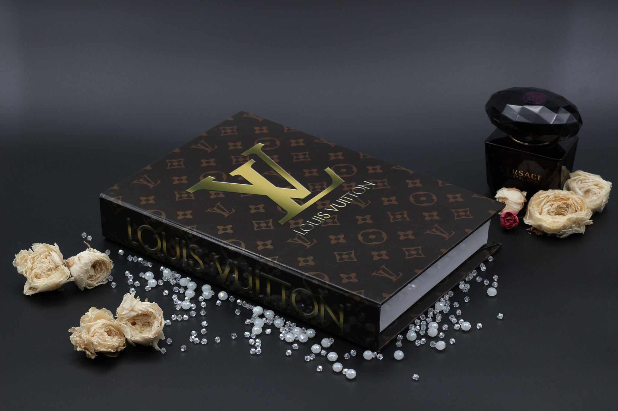 Louis Vuitton Manufactures - Assouline Coffee Table Book: Foulkes,  Nicholas: 9781649800763: : Books