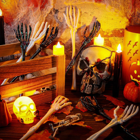 Esqueleto espeluznante que sirve tenedores para el buffet de Halloween