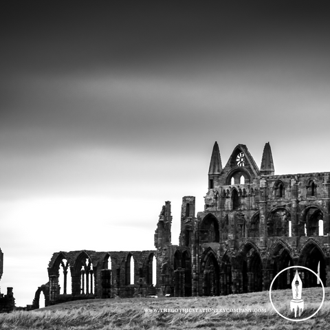 Una hermosa imagen en blanco y negro de la Abadía de Whitby.