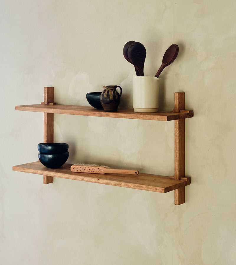 Atelier Shelf, en vegghengt hylle designet av Atelier Mon i eik ved Kollekted By, en interiørbutikk på Grünerløkka i Oslo. Fotografert av Magnus Nordstrand