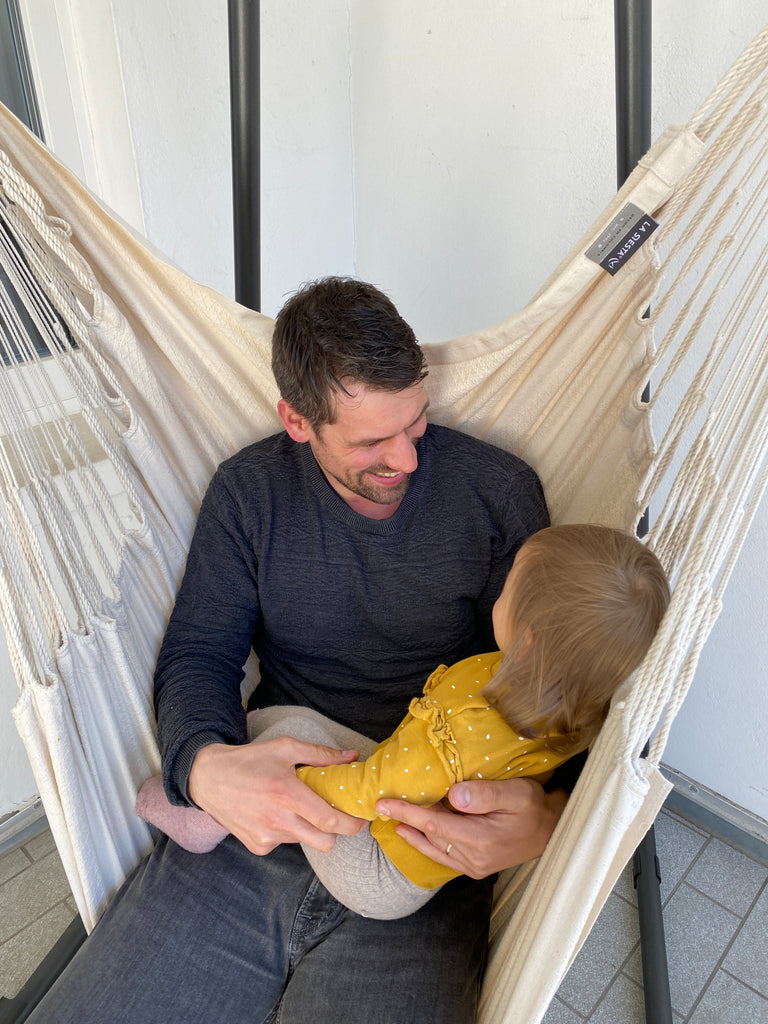 Ben Baak avec sa fille dans une chaise-hamac