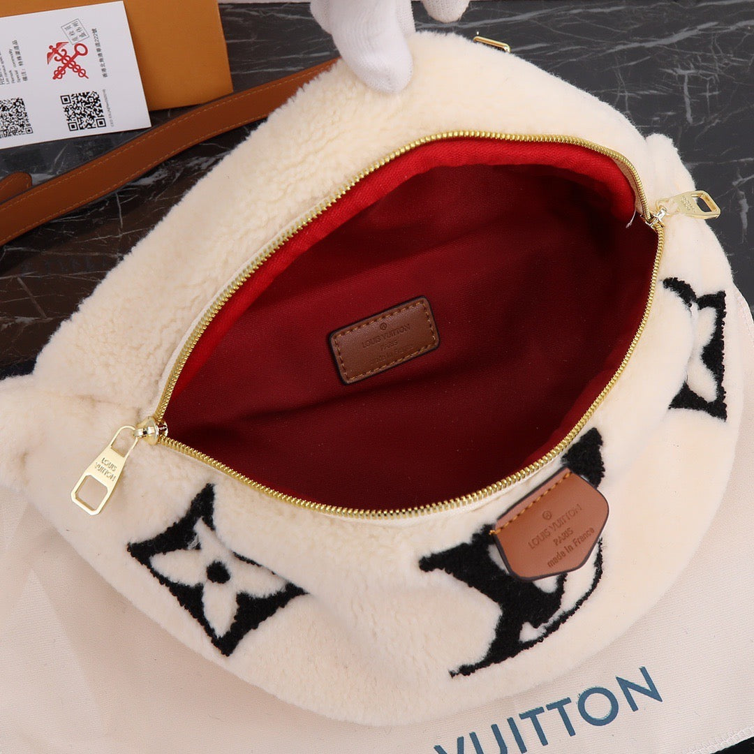 Bum bag / sac ceinture shearling clutch bag Louis Vuitton Ecru in Shearling  - 9144608