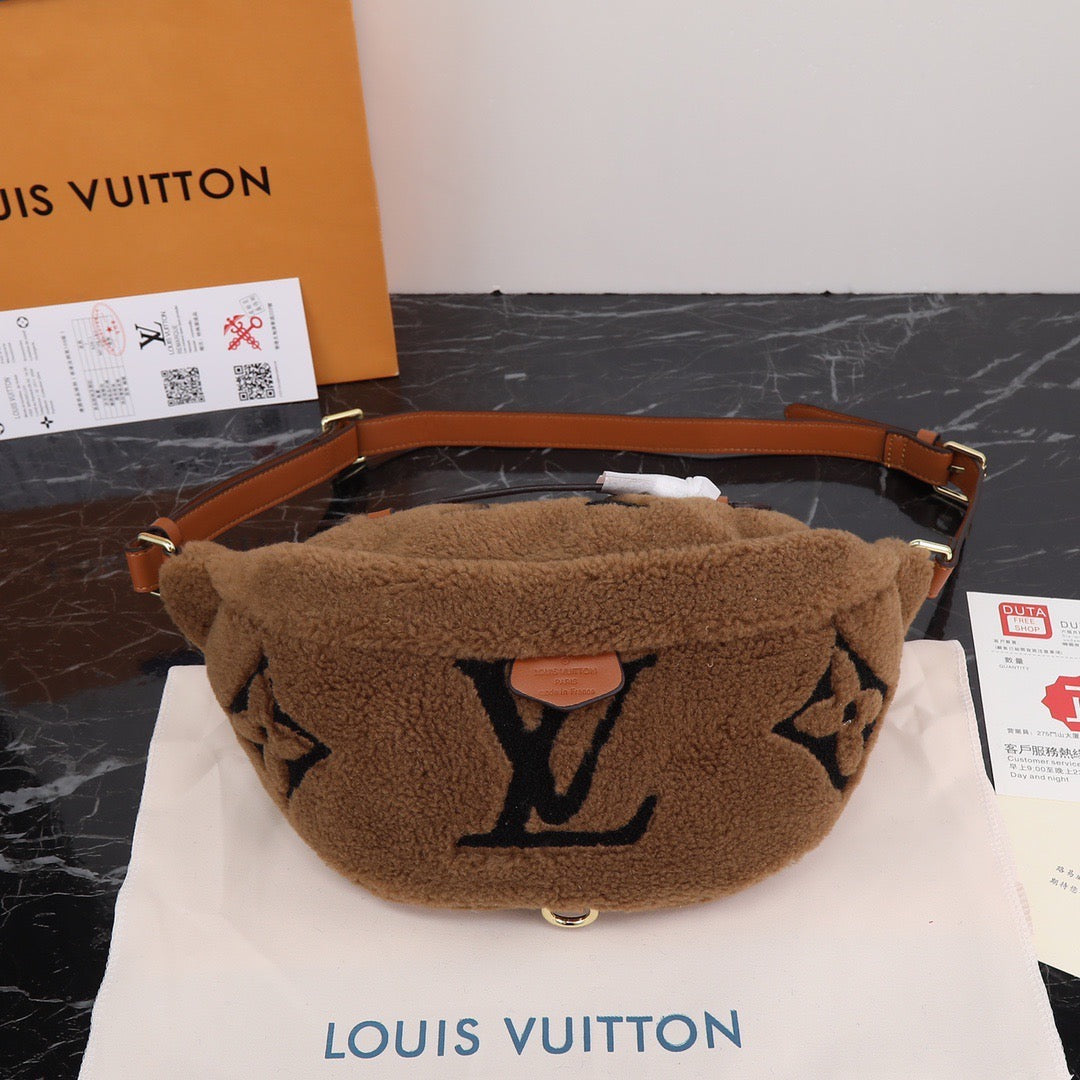 Bum bag  sac ceinture shearling clutch bag Louis Vuitton Ecru in Shearling   9144608