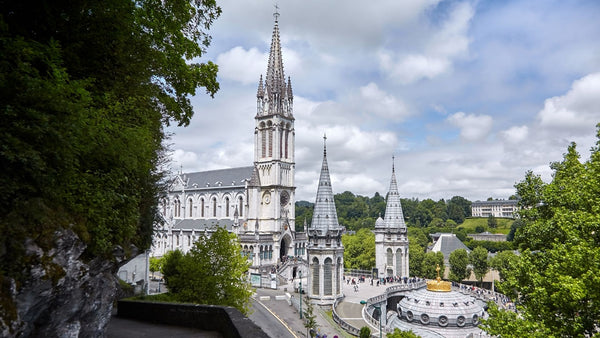 Pèleriner au Sanctuaire Mariale de Lourdes Notre-dame-de-lourdes_600x600
