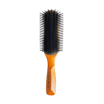Peigner ou brosser les cheveux bouclés : démêlage, volume et sébum