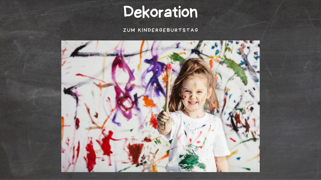 Kindergeburtstag planen - Dekoration: Auf diesem Bild hat ein Mädchen einen Pinsel in der Hand. Das Mädchen hat Farbe im Gesicht und die Wand im Hintergrund ist angemalt.