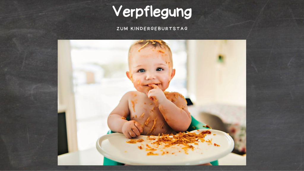 Kindergeburtstag planen - Verpflegung: Auf diesem Bild sitzt ein Baby in einem Babystuhl. Überall sind Spaghetti Bolognese verteilt