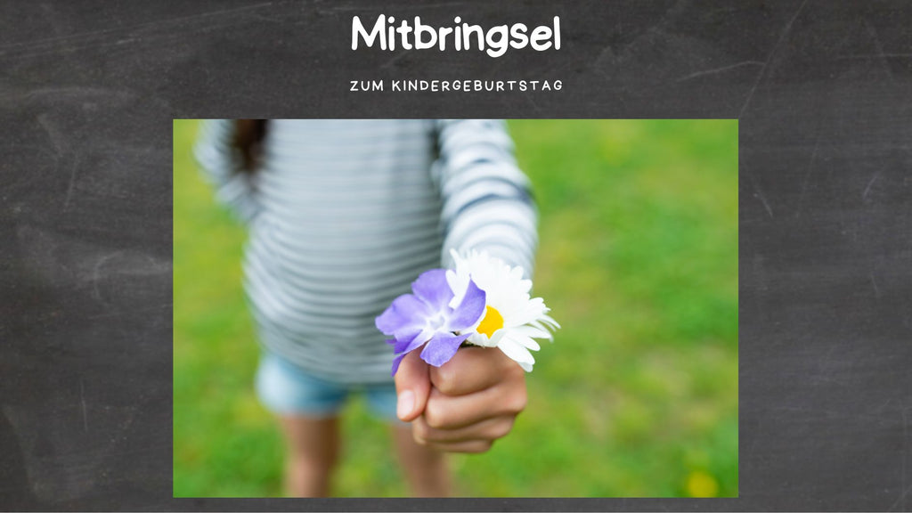 Kindergeburtstag planen - Gastgeschenke: Auf diesem Bild hält ein Mädchen selbst gepflückte Blumen in die Kamera.