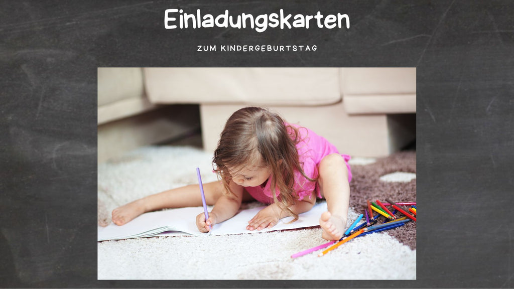 Kindergeburtstag planen - Einladungen: Auf diesem Bild malt ein Mädchen in ein Buch, was das Basteln der Einladungskarte symboliersiert
