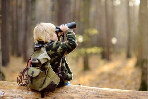 Junge mit Fernglas Jagd