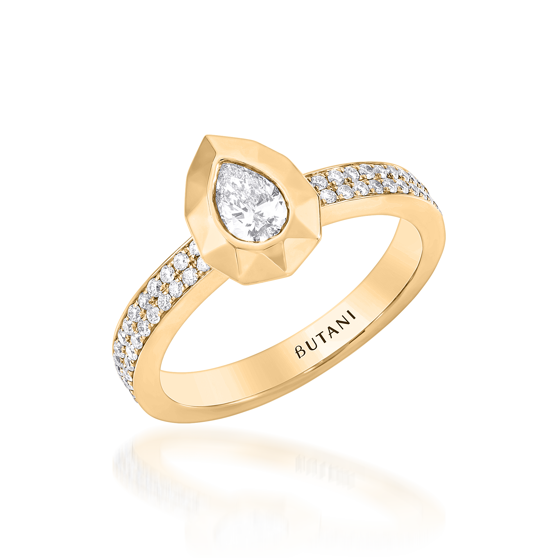 Metropolitan Pear-cut Diamond Ring in 18K Yellow Gold