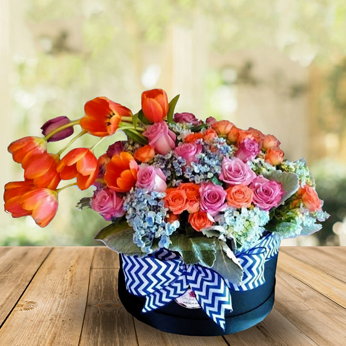 Caja con 12 rosas, lisiantus y gardenias – Flores y Detalles de Juárez