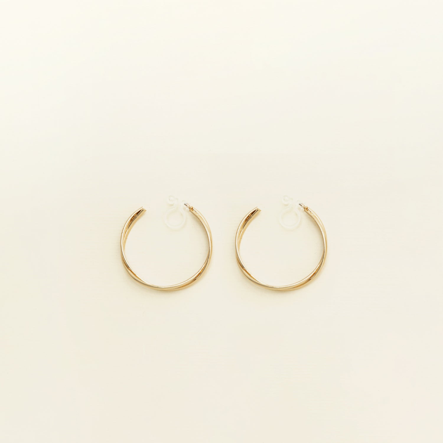 Cassie Hoop Clip On Earrings in Gold – Aiori
