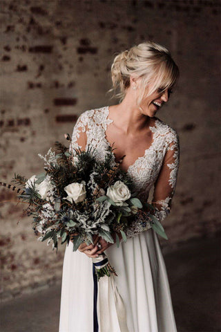 Chic and simple bridal bouquets with winter elements