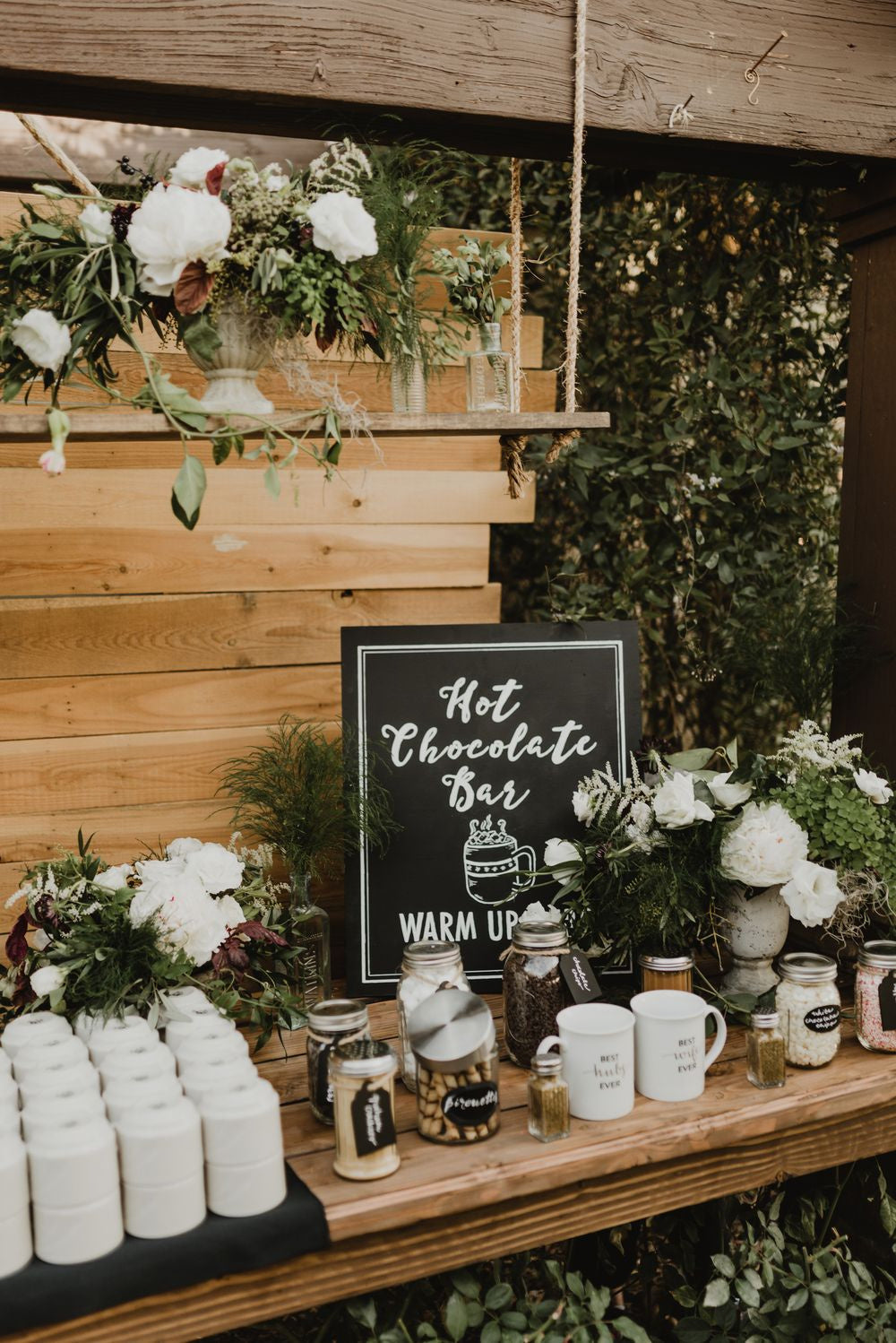 Comfortable Winter Wedding Dessert and Drink Table Ideas