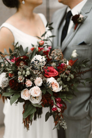 floral arrangement for winter weddings