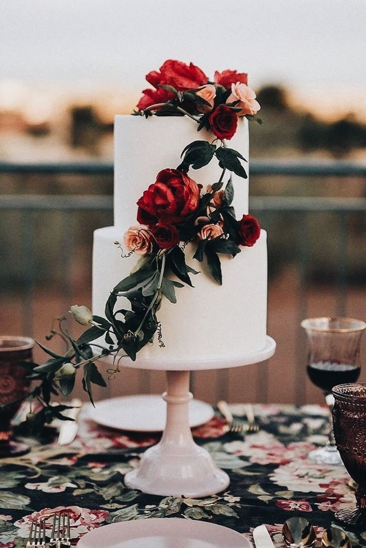 Creative and Stylish Winter Wedding Cakes