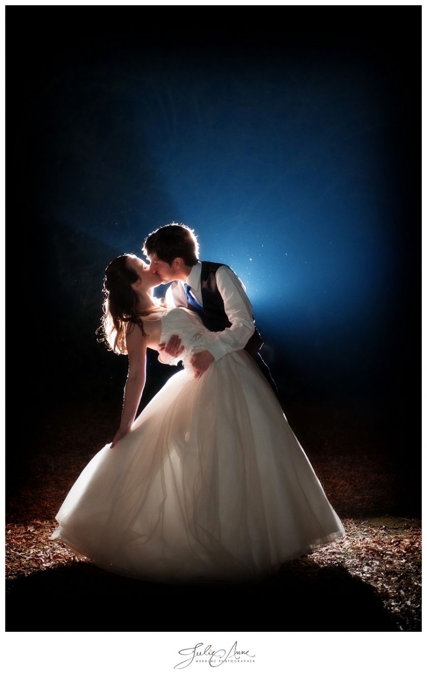 Romantic and Creative Night Wedding Photo Ideas to Inspire