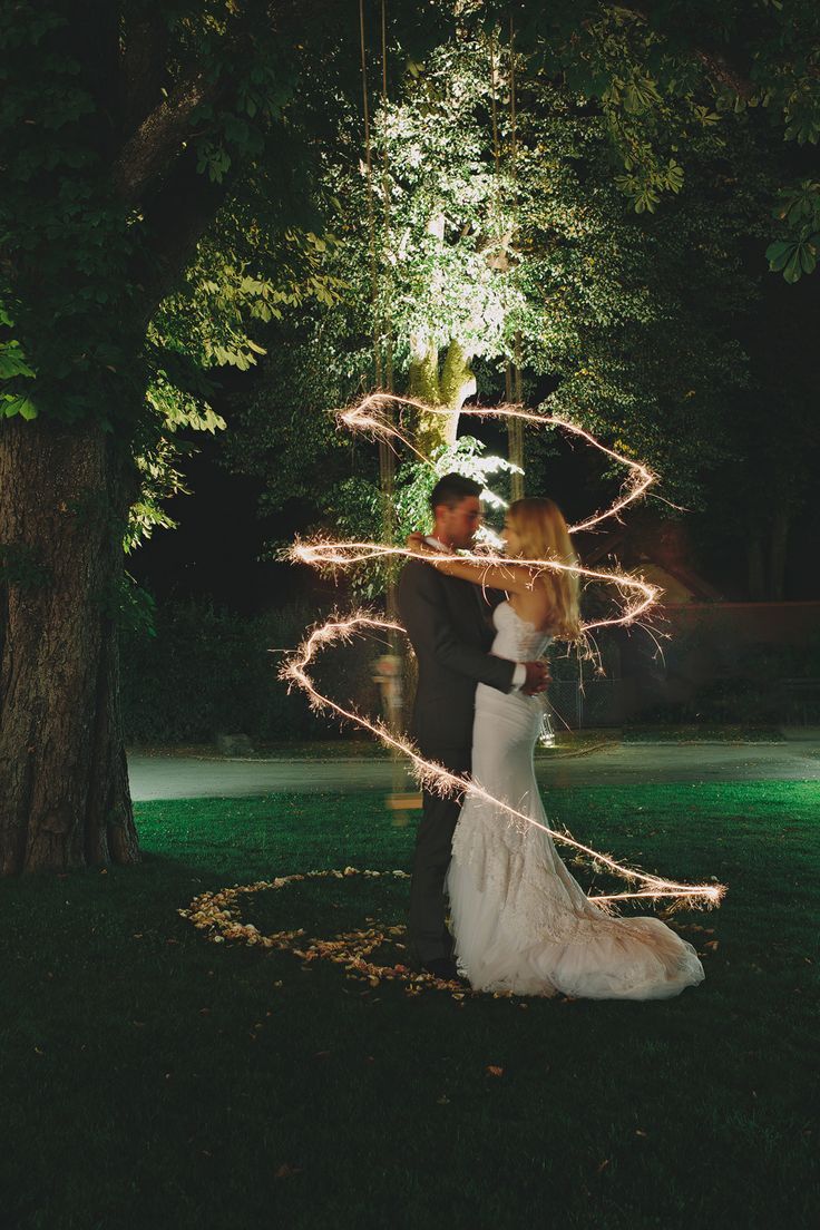 Romantic and Creative Night Wedding Photo Ideas to Inspire