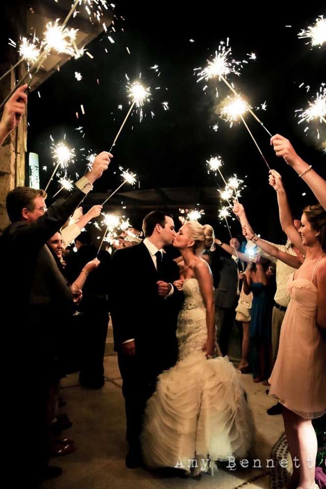 Romantic and Creative Night Wedding Photo Ideas to Inspire