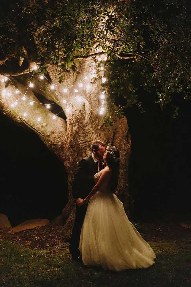 Romantic and Creative Night Wedding Photo Ideas to Inspire