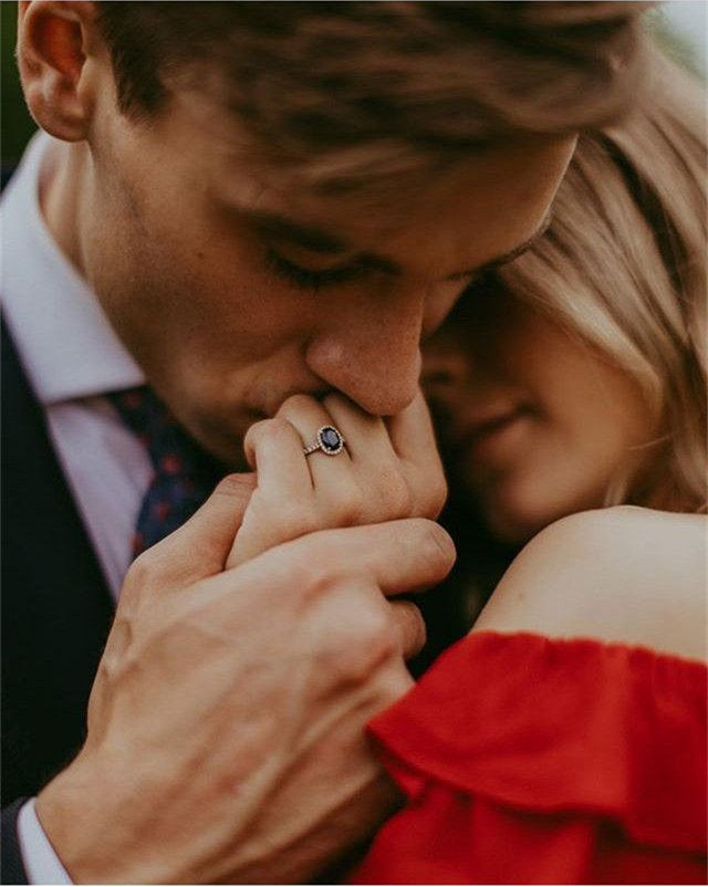 5 romantic poses to do for your engagement photos — Emma Nicole Photography