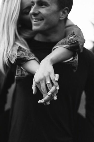 Romantic and Sweet Engagement Photo Ideas to Copy