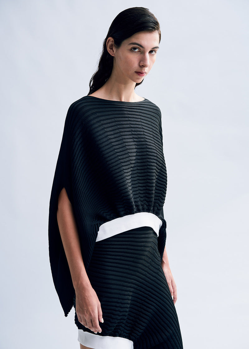 FLUIDITY TUBE Top Black | ISSEY MIYAKE EU