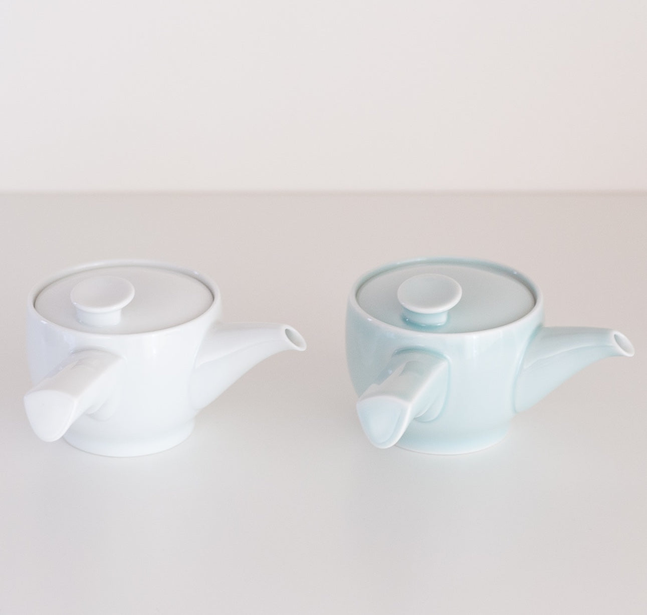 急須「茶和」は白磁と青白釉の2色展開