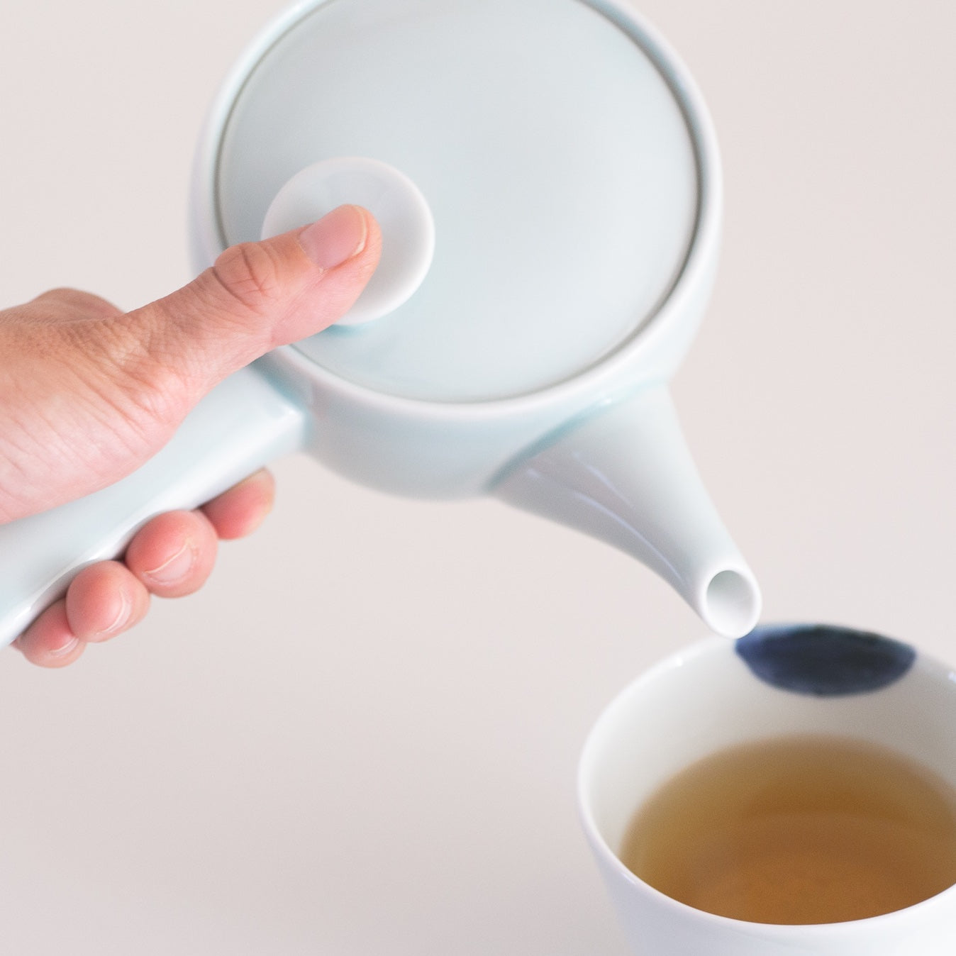 「茶和」急須左手用を片手で持って、お茶を注いでいるところ
