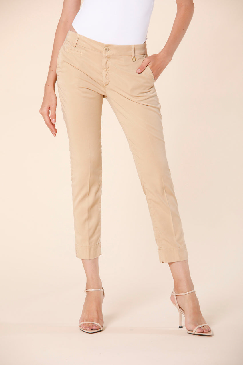 Jaqueline Curvie pantalone chino capri donna in tencel stretch curvy ①