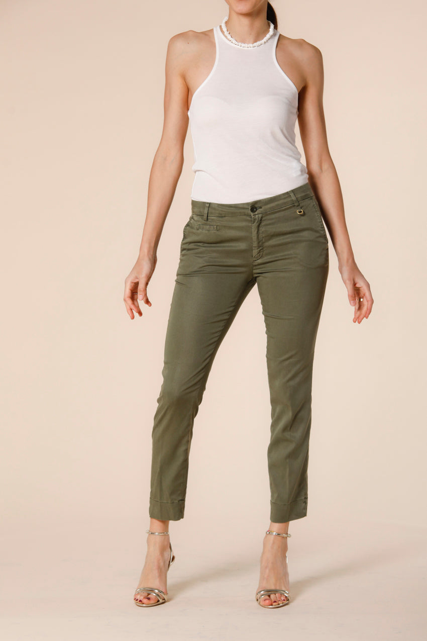 Jaqueline Curvie pantalone chino capri donna in tencel stretch curvy ①