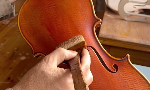 Fiddlover Violin Shop make a violin-paint