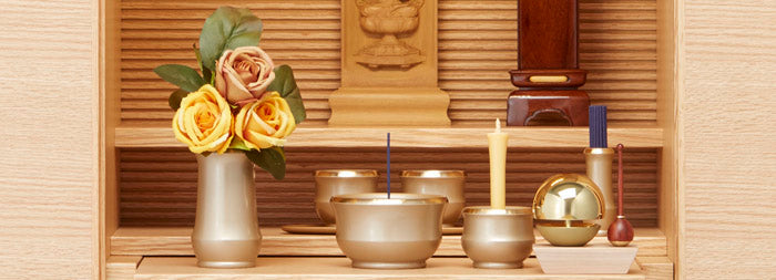 花立をお供えした仏壇の写真